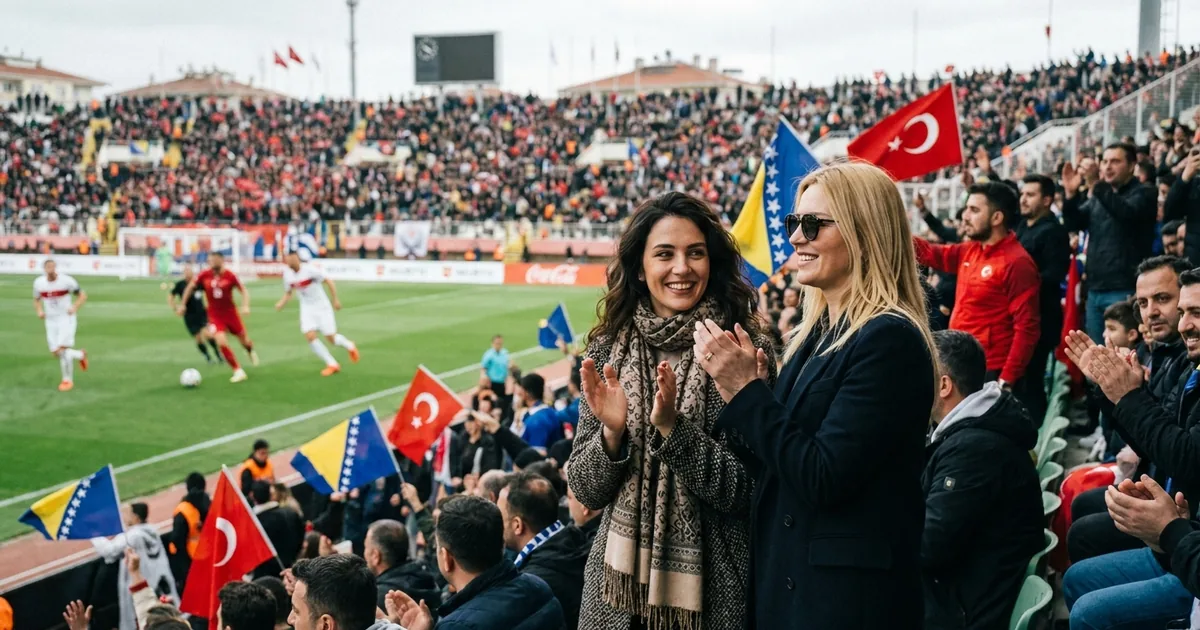 Haris Tabakovic'in eşi Sabrina, Amra Dzeko ile tribünde